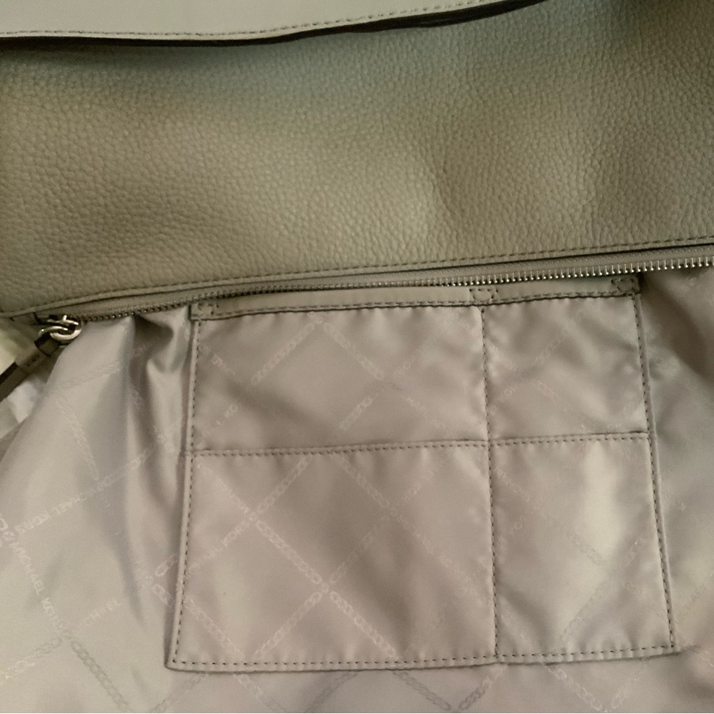 Michael Kors Pebble Leather Large Crosby - Picture 14 of 16